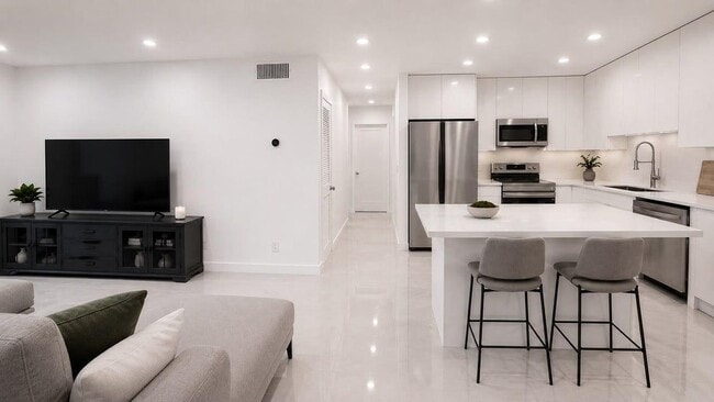 Building Photo - 6249 Bay Club Dr