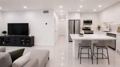 Building Photo - 6249 Bay Club Dr