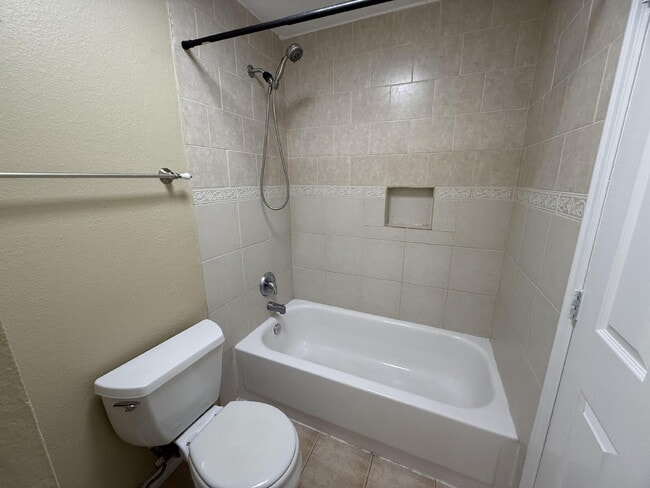 Building Photo - Fairwood Condo Available NOW!