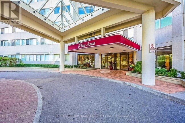 Building Photo - 3700 Kaneff Crescent