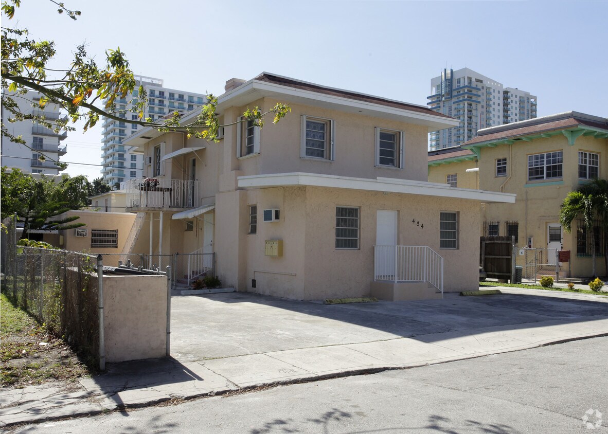 Building Photo - 424 NE 26th Ter