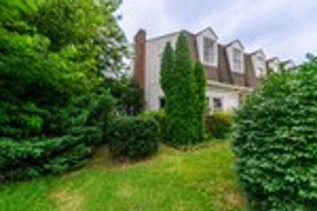 Building Photo - Three Bedroom house in Parkville