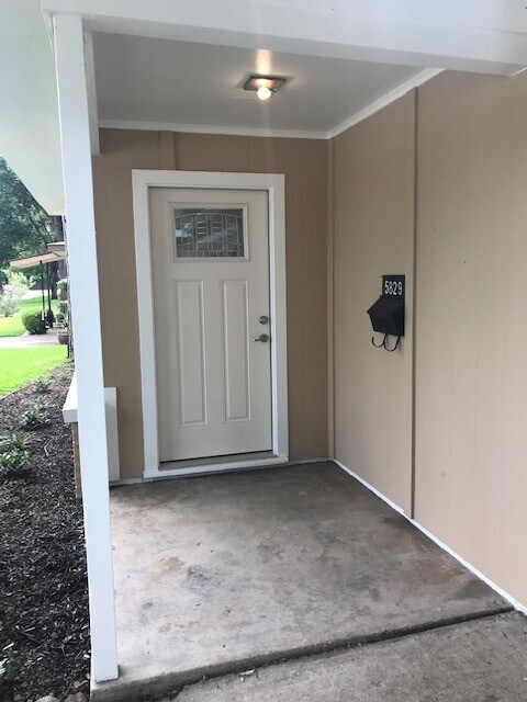 Building Photo - AVAILABLE NOW - EXCELLENT LOCATION