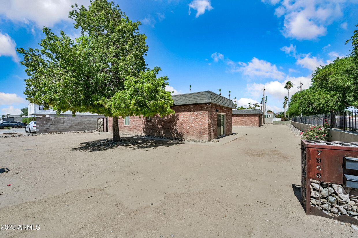 Primary Photo - 7956 W Glendale Ave