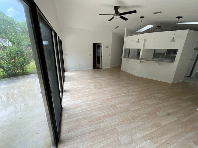 Building Photo - 4050 Linwood Dr