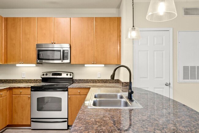 Foto del edificio - Midtown Village 2 Bed 2 Bath Condo! Available Now! Call Today to Schedule a Tour!