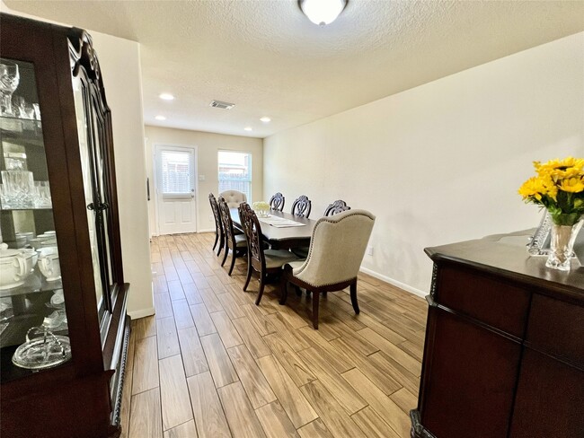 Foto del edificio - 839 Westwood Glen Ln