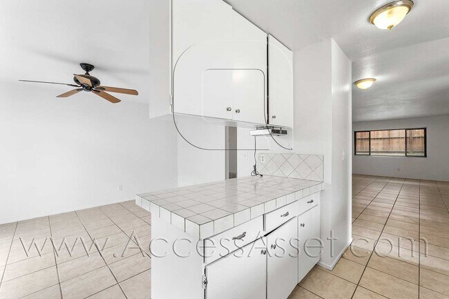 Building Photo - Spacious 3 Bed/2 Bath Home With Breathtaki...
