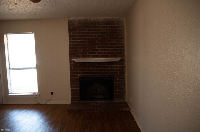 Foto del edificio - 2 br, 1.5 bath Townhome - 5855 Shadydell Dr