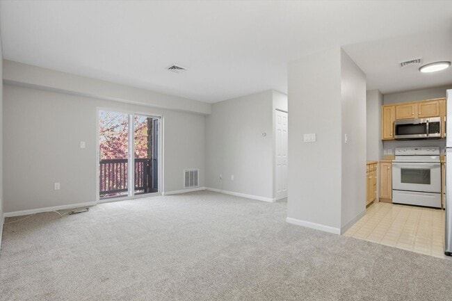 Foto del edificio - 2BR/2BA Condo in Chesterview | Open Layout, Deck & Community Pool