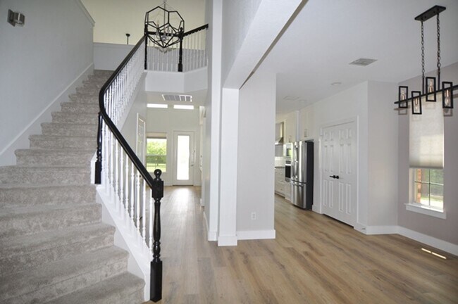 Building Photo - Stunning 4-2.5-2 with sparkling POOL in Gr...