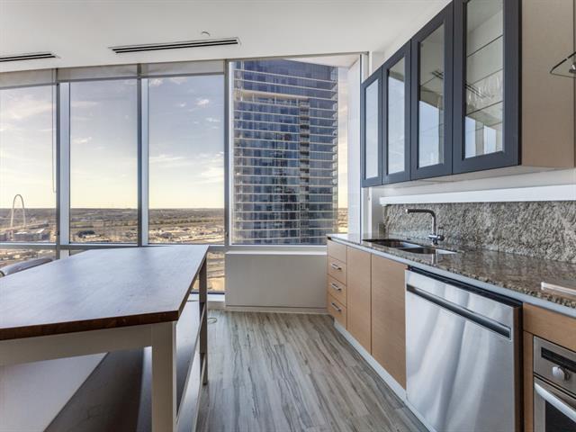 Foto del edificio - 2430 Victory Park Ln