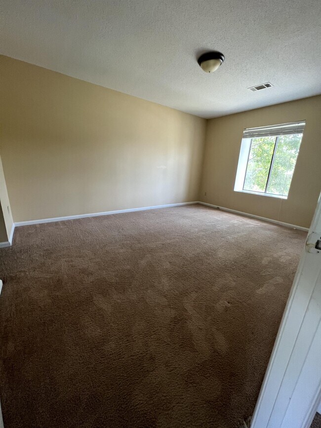 Building Photo - 323 Beverly St