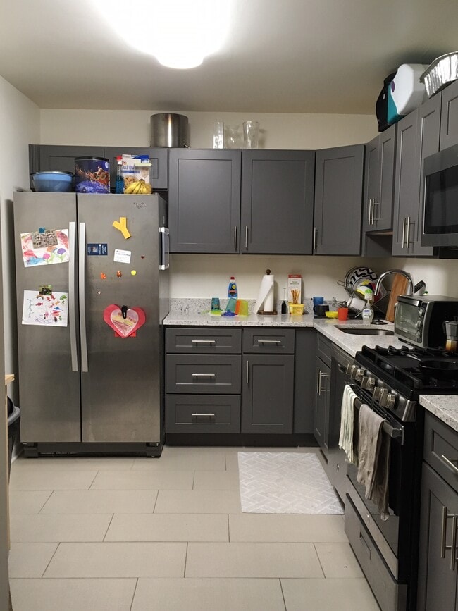 Cocina reformada con encimeras de cuarzo. - 5101 River Rd