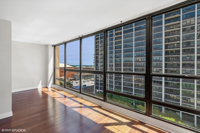 Building Photo - 1540 N La Salle Dr
