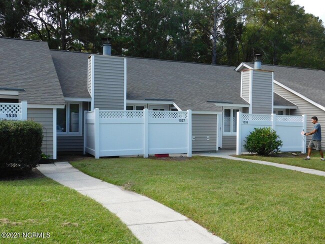 Building Photo - 1537 College Way