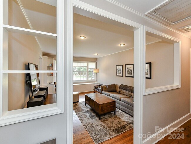 Foto del edificio - 1615 Emerywood Dr