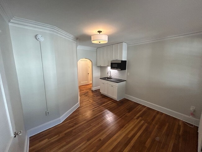 Building Photo - Newly renovated studio in a prime location along the Green Line in Brighton.