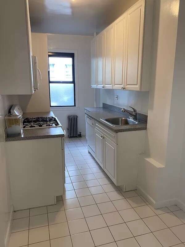 Building Photo - 424 E 81st St