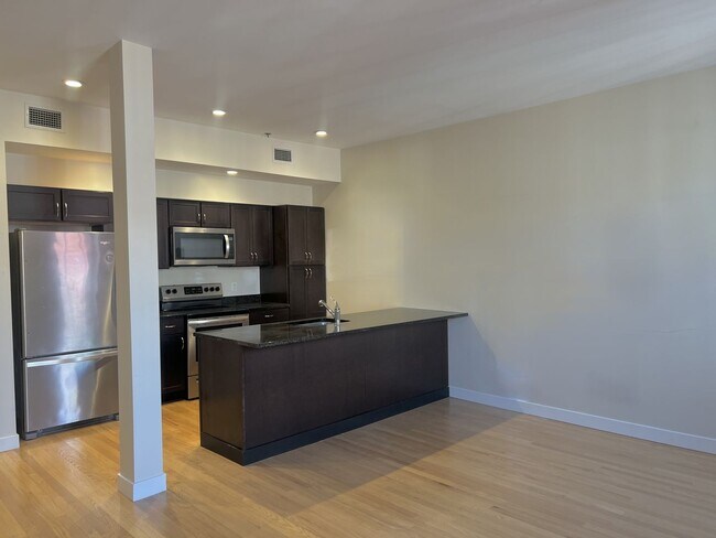 Foto del edificio - Putnam Hotel – $2,041 – 1 Bedroom/1 Bathroom, 755 SQ.FT. – UTILITIES INCLUDED