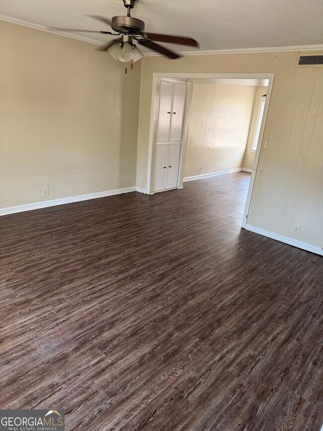 Building Photo - 1006 5th Ave