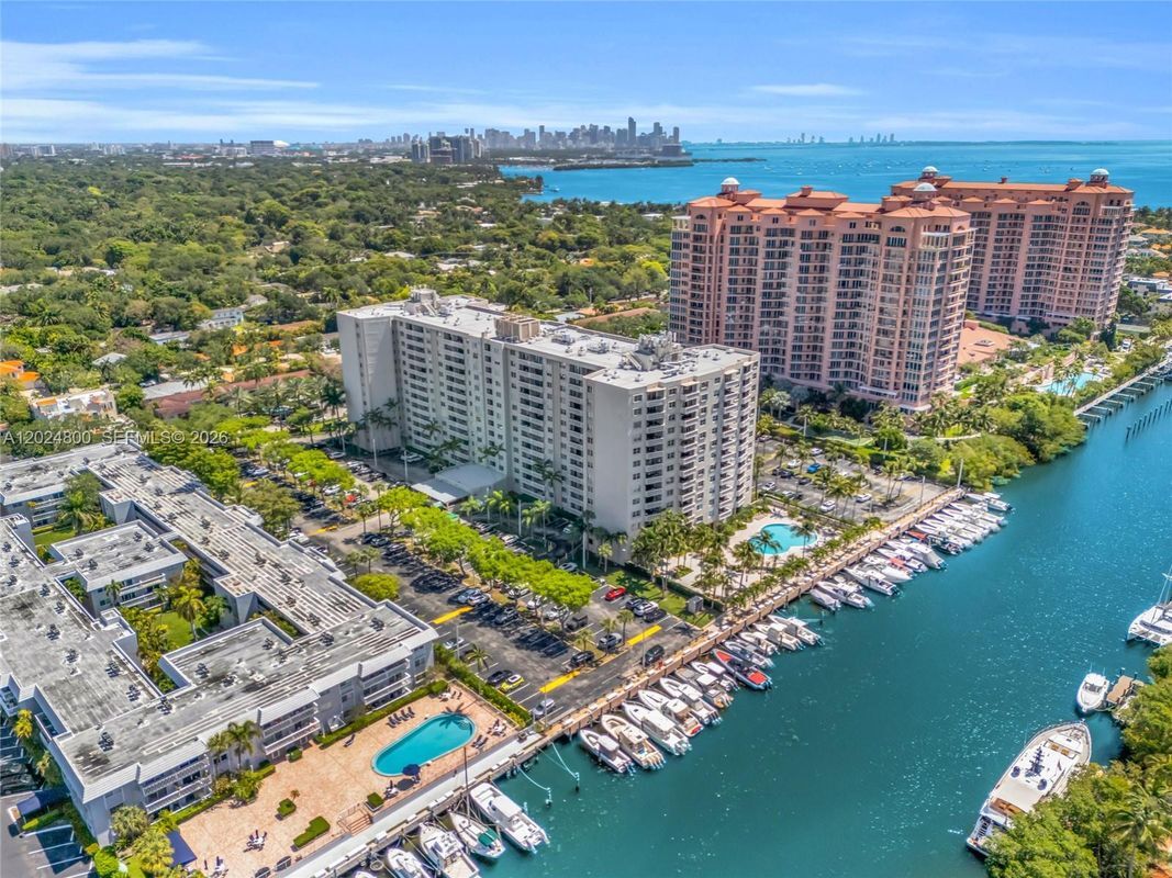 Foto del edificio - 90 Edgewater Dr