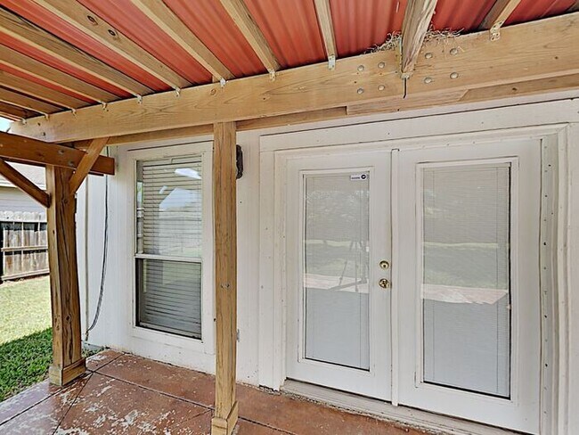 Building Photo - *No App Fee. 1 Month Free Rent*