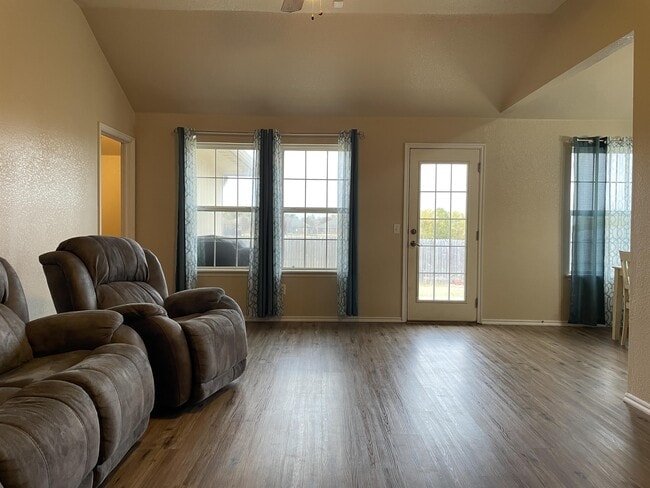Building Photo - 2513 Queenston Ave