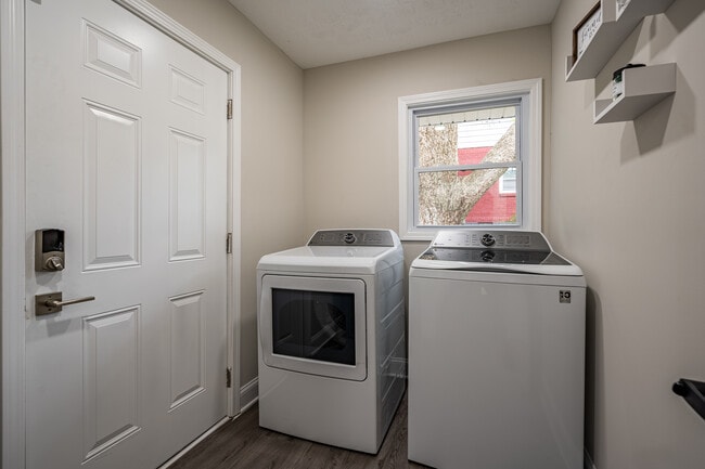 In Unit Washer & Dryer - 831 Catherine St