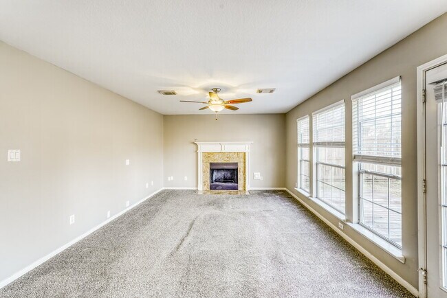 Foto del edificio - 519 Holly Crest Dr