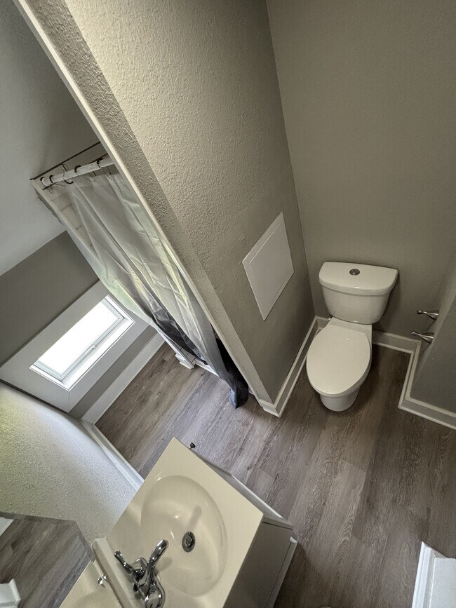 Building Photo - 708 E Jefferson Blvd