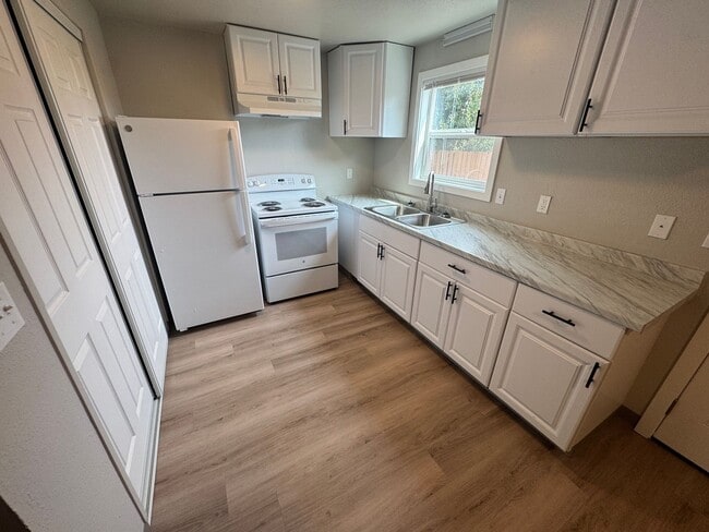 Building Photo - (248) BeVille - 2 Bedroom / 1 Bathroom - T...