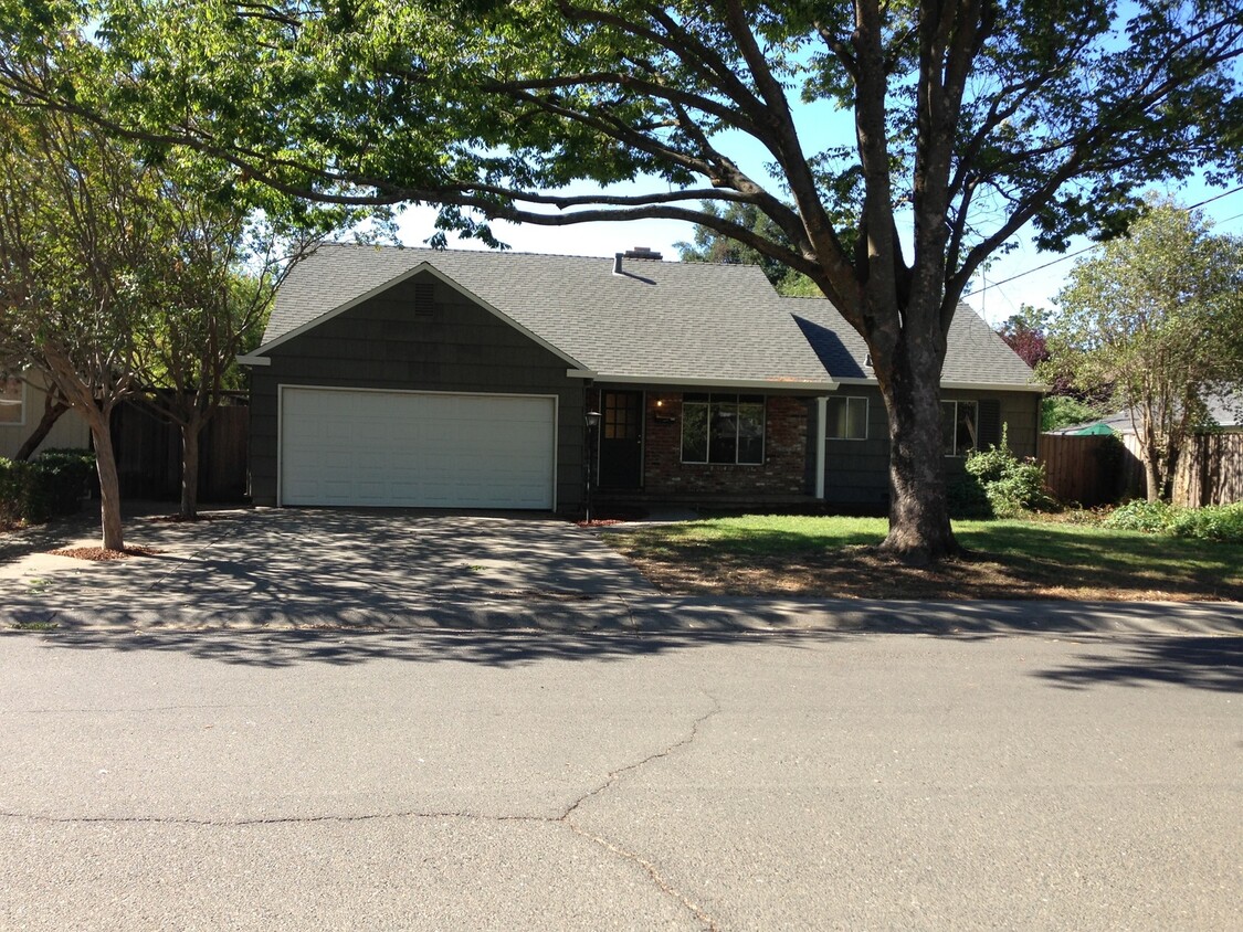 Primary Photo - 4 Bedroom Home Close to Campus-$750 Off 1s...