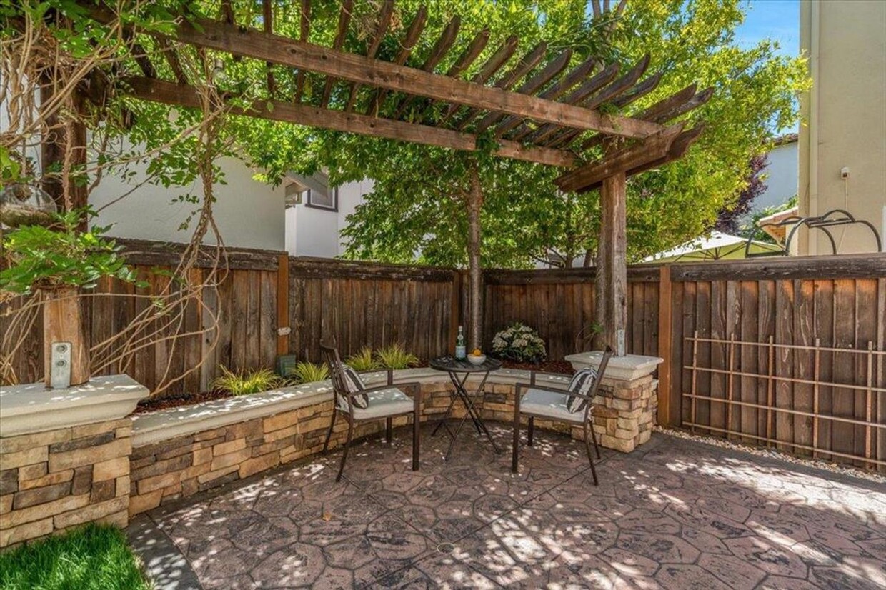 Primary Photo - Top Notch Eagle Ridge Courtyard Home - Ren...