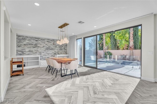 Foto del edificio - 9885 Shadycrest Ct