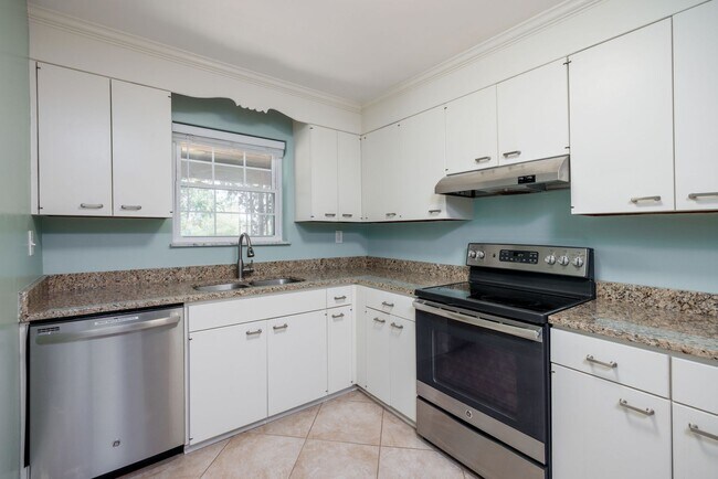 Foto del edificio - 4050 Forest Hill Ave