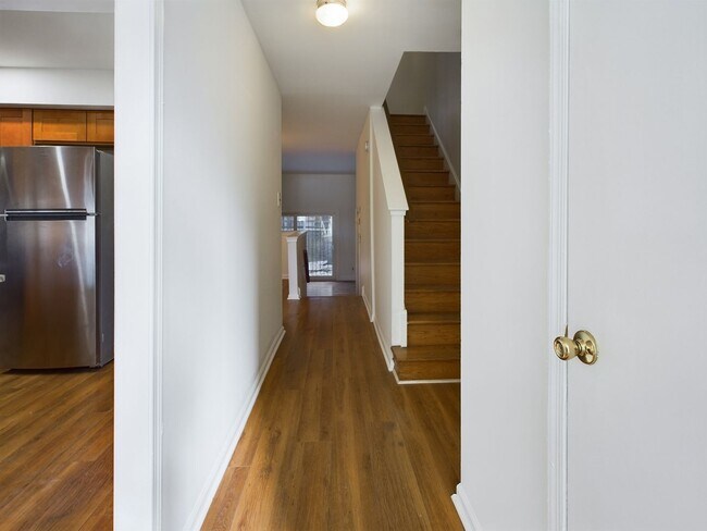 Foto del edificio - 4 Bedroom, 3.5 Bath Townhome + Parking In ...