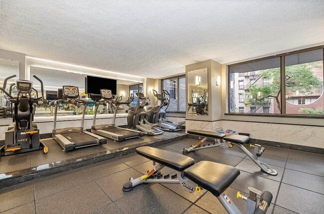 Foto del edificio - 245 E 44th St