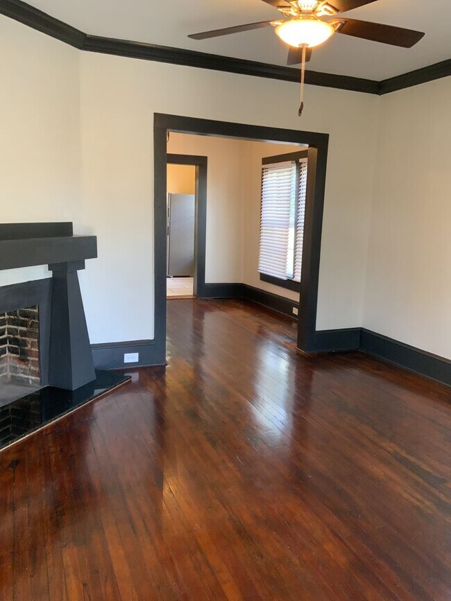 Foto del edificio - Beautiful home off of N. Main - Across fro...