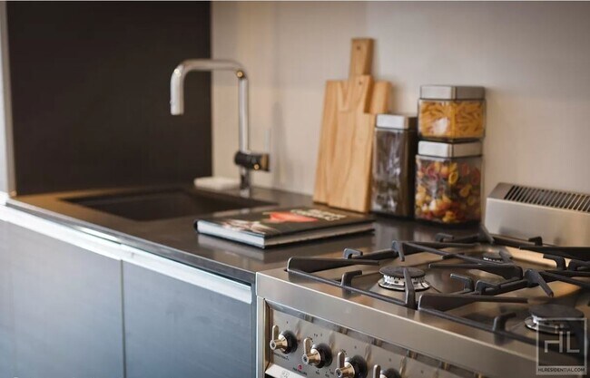 Foto del edificio - RENT STABILIZED STUDIO - 666 WEST END AVENUE