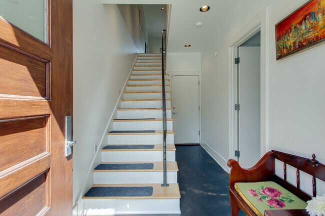 Building Photo - 404 Van Buren St