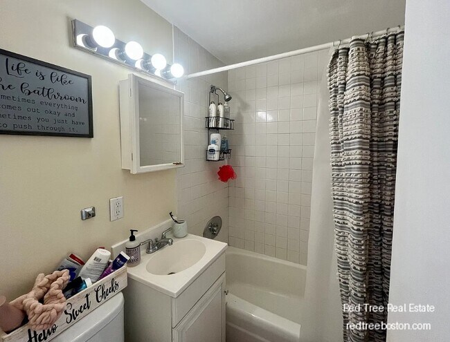 Building Photo - 108 Myrtle St