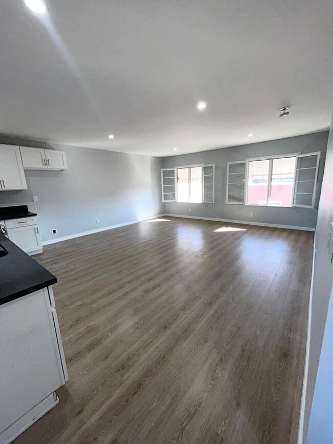 Foto del edificio - 531 1/2 W 56TH ST