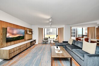 Building Photo - 1300 Lamar St