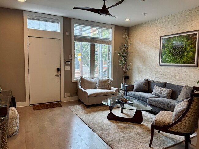 Puerta principal - 916 N 5th St