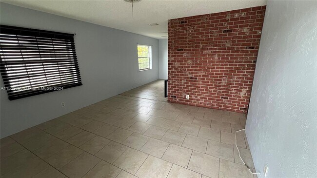 Building Photo - 6021 SW 36th Ct