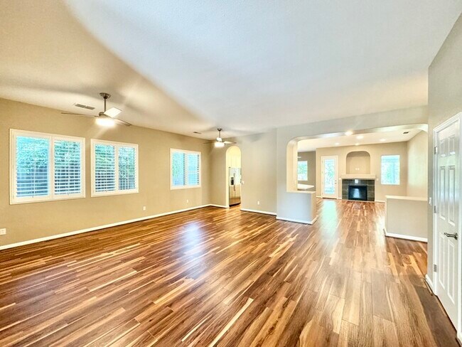 Building Photo - Stunning 3-bedroom 3-bathroom home in Yank...