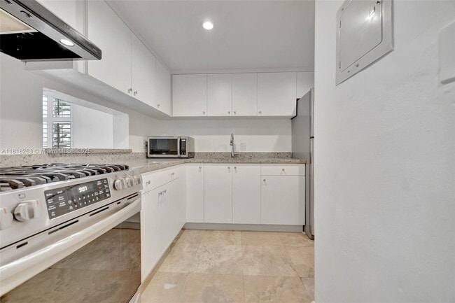 Building Photo - 6890 N Kendall Dr