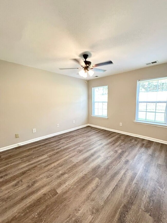 Foto del edificio - UPDATED 4 BEDROOM HOME IN LEXINGTON'S SPRING KNOLL
