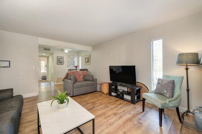 Foto del edificio - Beautiful upgraded cozy single story 1 bed...